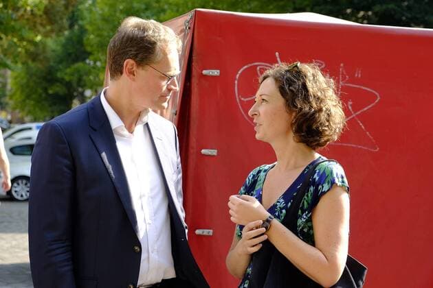Bilder des Tages Spitzenkandidat Michael Müller (Regierender Bürgermeister) trifft zufällig die Spitzenkandidatin Ramona Pop (Bündnis 90 Die Grünen) während einer Wahlkampfveranstaltung der SPD zur bevorstehenden Abgeordnetenhauswahl am 18. September 2016 auf dem Arkonaplatz in Berlin-Prenzlauer Berg Müller Treffen! - Wahlkampf der SPD in Berlin