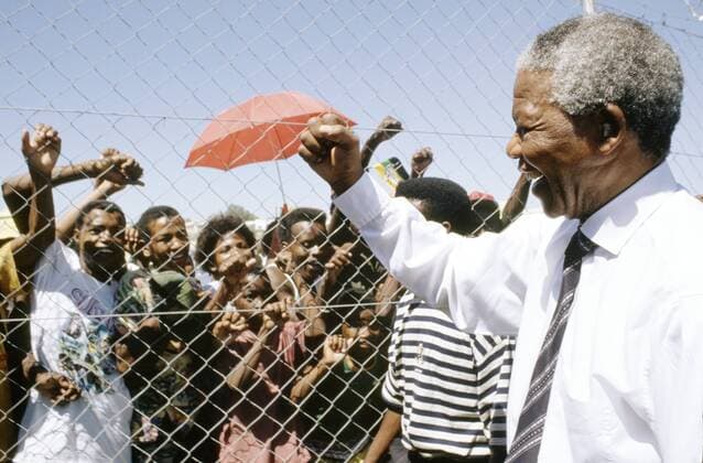 IMAGO History, Ende der Apartheid in Südafrika: 1990-1994 NELSON ROLIHLAHLA MANDELA (July 18, 1918 - December 5, 2013), 95, world renown civil rights activist and world leader. Mandela emerged from prison to become the first black President of South Africa in 1994. As a symbol of peacemaking, he won the 1993 Nobel Peace Prize. Joined his countries anti-apartheid movement in his 20s and then the ANC (African National Congress) in 1942. For next 20 years, he directed a campaign of peaceful, non-violent defiance against the South African government and its racist policies and for his efforts was incarcerated for 27 years. Remained strong and faithful to his cause, thru out his life, of a world of peace. Transforming the world, to make it a better place. PICTURED: 1994 - South Africa - NELSON MANDELA at a rally. - ZUMAmc4_