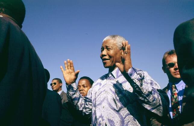 IMAGO History, Ende der Apartheid in Südafrika: 1990-1994 NELSON ROLIHLAHLA MANDELA (July 18, 1918 - December 5, 2013), 95, world renown civil rights activist and world leader. Mandela emerged from prison to become the first black President of South Africa in 1994. As a symbol of peacemaking, he won the 1993 Nobel Peace Prize. Joined his countries anti-apartheid movement in his 20s and then the ANC (African National Congress) in 1942. For next 20 years, he directed a campaign of peaceful, non-violent defiance against the South African government and its racist policies and for his efforts was incarcerated for 27 years. Remained strong and faithful to his cause, thru out his life, of a world of peace. Transforming the world, to make it a better place. PICTURED: 1994, South Africa - NELSON MANDELA at a rally. - ZUMAmc4_