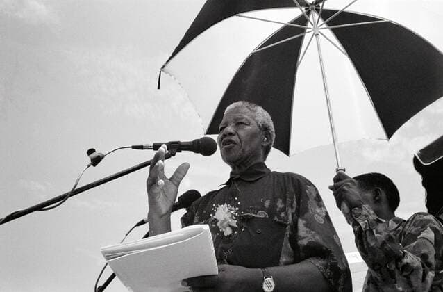 IMAGO History, Ende der Apartheid in Südafrika: 1990-1994 NELSON ROLIHLAHLA MANDELA (July 18, 1918 - December 5, 2013), 95, world renown civil rights activist and world leader. Mandela emerged from prison to become the first black President of South Africa in 1994. As a symbol of peacemaking, he won the 1993 Nobel Peace Prize. Joined his countries anti-apartheid movement in his 20s and then the ANC (African National Congress) in 1942. For next 20 years, he directed a campaign of peaceful, non-violent defiance against the South African government and its racist policies and for his efforts was incarcerated for 27 years. Remained strong and faithful to his cause, thru out his life, of a world of peace. Transforming the world, to make it a better place. PICTURED: 1994, South Africa - NELSON MANDELA at a rally. - ZUMAmc4_
