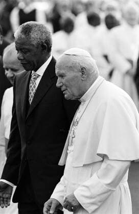 IMAGO History, Ende der Apartheid in Südafrika: 1990-1994 NELSON ROLIHLAHLA MANDELA (July 18, 1918 - December 5, 2013), 95, world renown civil rights activist and world leader. Mandela emerged from prison to become the first black President of South Africa in 1994. As a symbol of peacemaking, he won the 1993 Nobel Peace Prize. Joined his countries anti-apartheid movement in his 20s and then the ANC (African National Congress) in 1942. For next 20 years, he directed a campaign of peaceful, non-violent defiance against the South African government and its racist policies and for his efforts was incarcerated for 27 years. Remained strong and faithful to his cause, thru out his life, of a world of peace. Transforming the world, to make it a better place. PICTURED: 1995 - NELSON MANDELA with POPE JOHN PAUL II on his pastoral visit in September 1995. - ZUMAmc4_
