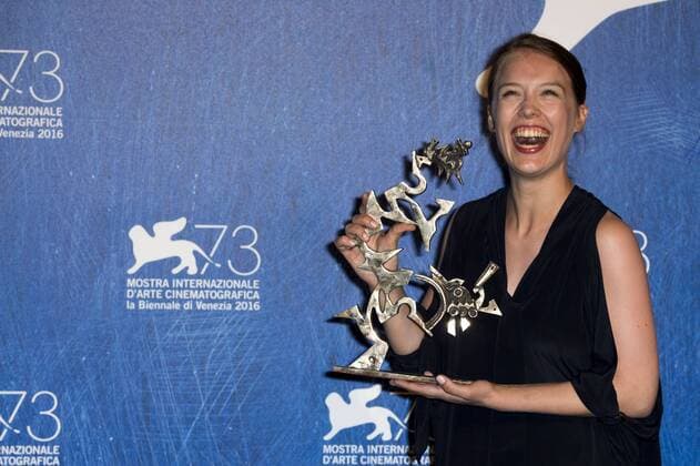 Bilder des Tages Filmfestspiele Venedig - Die Preisträger IPP DanieleCifal 10 09 2016 73. Mostra Internazionale d Arte Cinematografica Festival del Cinema di Venezia Filmfestival - Premio Mastroianni miglio giovane attrice Paula Beer  0