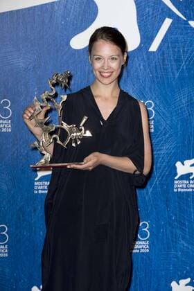 Filmfestspiele Venedig - Die Preisträger IPP DanieleCifal 10 09 2016 73. Mostra Internazionale d Arte Cinematografica Festival del Cinema di Venezia Filmfestival - Premio Mastroianni miglio giovane attrice Paula Beer  0