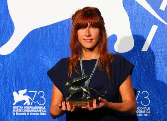 VENICE, Sept. 10, 2016 -- Director Federica Di Giacomo poses with the Orizzonti Award for Best Film for Liberami during the award winners photocall of the 73rd Venice Film Festival in Venice, Italy, on Sept. 10, 2016. )(axy) ITALY-VENICE-73RD FILM FESTIVAL-AWARD GongxBing 