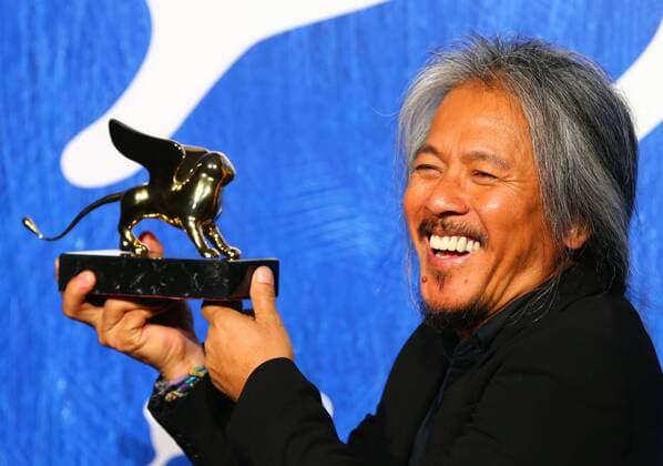 VENICE, Sept. 10, 2016 -- Director Lav Diaz poses with Golden Lion for Best Film for his movie The Woman who Left during the award winners photocall of the 73rd Venice Film Festival in Venice, Italy, on Sept. 10, 2016. )(axy) ITALY-VENICE-73RD FILM FESTIVAL-AWARD GongxBing 