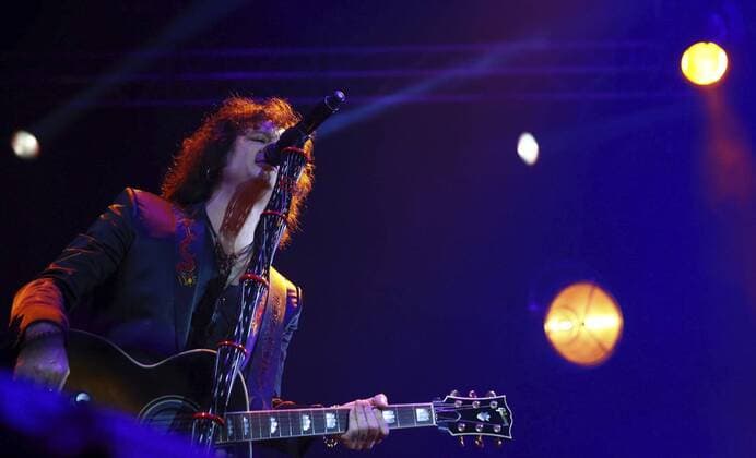 Singer Enrique Bunbury performs during the DCODE Music Festival at the Universidad Complutense de Madrid, Spain, 10 September 2016. EFE J.P. Gandul DCODE Music Festival in Madrid !ACHTUNG: NUR REDAKTIONELLE NUTZUNG!  GRA583 20160911-636091739860818525