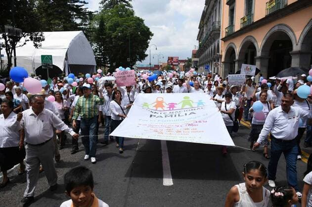Mexiko: Protestmärsche gegen Homo-Ehe September 10, 2016 - Mexico - EUM20160910SOC01.JPG.XALAPA, Ver., Protest Protesta-Marcga Familia.- Miles de personas marchan este sabado, 10 de septiembre de 2016, en la ciudad de Xalapa como parte del movimiento convoca el Frente Nacional por la Familia. Los asistentes, en su mayoria catolicos, exigen derrogar la iniciativa presidencial para legalizar los matrimonios entre personas del mismo sexo.  - ZUMAu78_