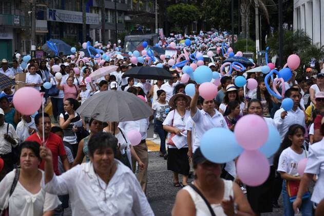 Mexiko: Protestmärsche gegen Homo-Ehe September 10, 2016 - Mexico - EUM20160910SOC03.JPG.XALAPA, Ver., Protest Protesta-Marcga Familia.- Miles de personas marchan este sabado, 10 de septiembre de 2016, en la ciudad de Xalapa como parte del movimiento convoca el Frente Nacional por la Familia. Los asistentes, en su mayoria catolicos, exigen derrogar la iniciativa presidencial para legalizar los matrimonios entre personas del mismo sexo.  - ZUMAu78_