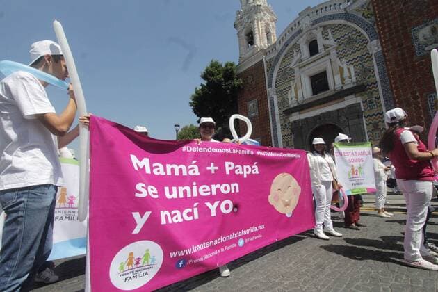 Mexiko: Protestmärsche gegen Homo-Ehe September 10, 2016 - Mexico - EUM20160910NAC04.JPG .PUEBLA, Pue. ProtestManifestacion-Puebla.- Diversas organizaciones, convocadas por el movimiento Frente Nacional por la Familia, marchan por calles de esta capital para manifestarse contra los matrimonios igualitarios, 10 de septiembre de 2016.  - ZUMAu78_