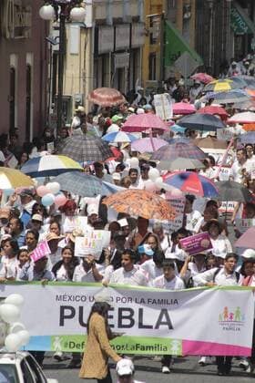 Mexiko: Protestmärsche gegen Homo-Ehe September 10, 2016 - Mexico - EUM20160910NAC07.JPG .PUEBLA, Pue. ProtestManifestacion-Puebla.- Diversas organizaciones, convocadas por el movimiento Frente Nacional por la Familia, marchan por calles de esta capital para manifestarse contra los matrimonios igualitarios, 10 de septiembre de 2016.  - ZUMAu78_