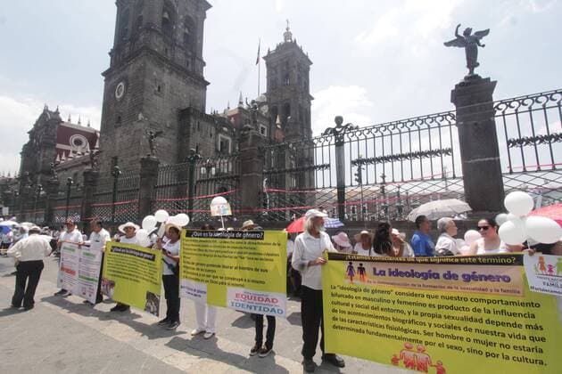 Mexiko: Protestmärsche gegen Homo-Ehe September 10, 2016 - Mexico - EUM20160910NAC08.JPG .PUEBLA, Pue. ProtestManifestacion-Puebla.- Diversas organizaciones, convocadas por el movimiento Frente Nacional por la Familia, marchan por calles de esta capital para manifestarse contra los matrimonios igualitarios, 10 de septiembre de 2016.  - ZUMAu78_