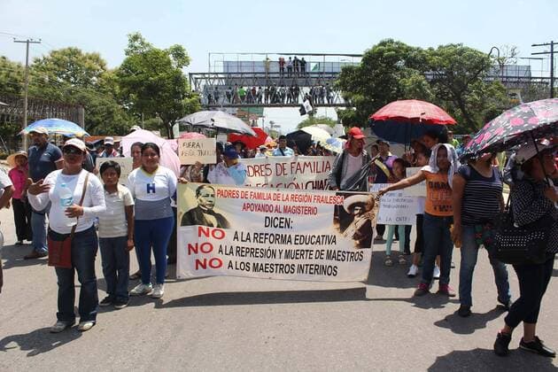 Mexiko: Protestmärsche gegen Homo-Ehe September 10, 2016 - Mexico - EUM20160910EDU23.JPG .TUXTLA GUTIERREZ, Chis. ProtestManifestacion-Chiapas.- Integrantes de la CNTE en la entidad y padres de familia marchan, 10 de septiembre de 2016, contra la reforma educativa.  - ZUMAu78_