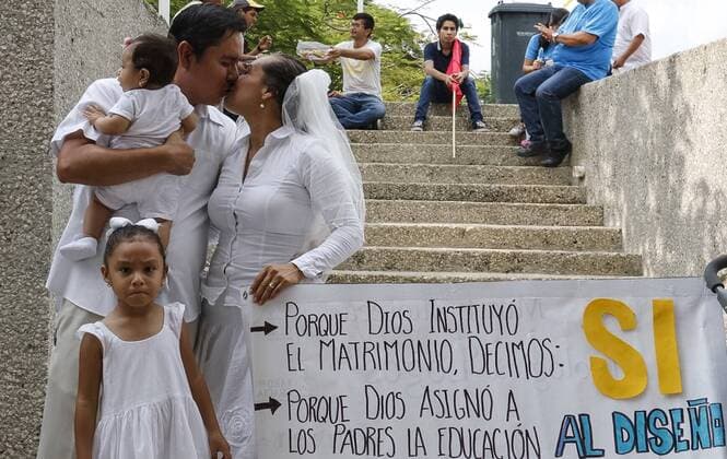 Mexiko: Protestmärsche gegen Homo-Ehe September 10, 2016 - TABASCO, Mexico - EUM20160910NAC21.JPG.VILLAHERMOSA, Tab. ProtestManifestacion-Tabasco.- Una pareja y sus hijos muestran su opinion sobre los matrimonios igualitarios este sabado, 10 de septiembre de 2016, durante la marcha convocada por el movimiento Frente Nacional por la Familia.  - ZUMAu78_