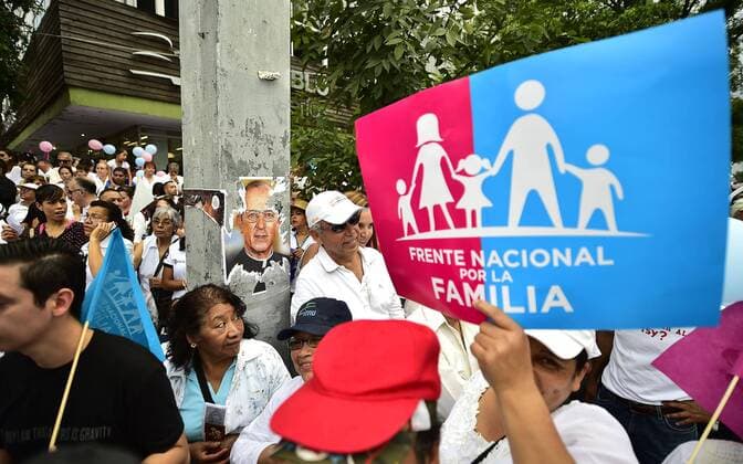 Mexiko: Protestmärsche gegen Homo-Ehe September 10, 2016 - Mexico - EUM20160910NAC17.JPG.GUADLAJARA, Jal. ProtestManifestacion-Jalisco.- Aspectos de la marcha convocada por el movimiento Frente Nacional por la Familia en esta ciudad, 10 de septiembre de 2016, en contra de los matrimonios igualitarios.  - ZUMAu78_