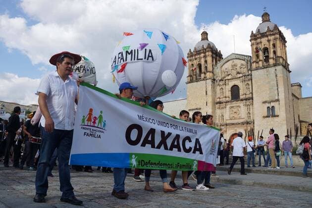 Bilder des Tages Mexiko: Protestmärsche gegen Homo-Ehe September 10, 2016 - Mexico - EUM20160910NAC22.JPG.OAXACA, Oax. ProtestManifestacion-Oaxaca.- Diversas organizaciones, padres de familia y feligreses marchan en esta capital, 10 de septiembre de 2016, contra los matrimonios igualitarios.  - ZUMAu78_