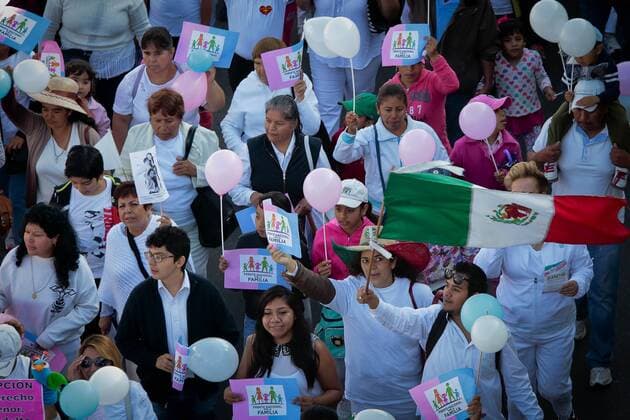 Mexiko: Protestmärsche gegen Homo-Ehe Mexico - EUM20160910NAC24.JPG.QUERETARO, Qro. ProtestManifestacion-Queretaro.- Marcha en contra de los matrimonios igualitarios, 10 de septiembre de 2016, convocada por el movimiento Frente Nacional por la Familia, en esta capital.  - ZUMAu78_