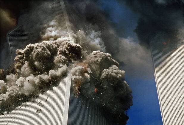 IMAGO History, Anschläge vom 11. September aus New York und Washington D.C 20 Jahre Anschläge vom 11. September: World Trade Center September 11, 2001 - New York, New York, U.S. - The south tower of the World Trade Center, left, begins to collapse in New York Tuesday 9 11. In the most horrifying attacks ever against the U.S., terrorists crashed two airliners into the World Trade center in a deadly series of blows that brought down the twin 110-story towers. New York U.S. - ZUMAg85_