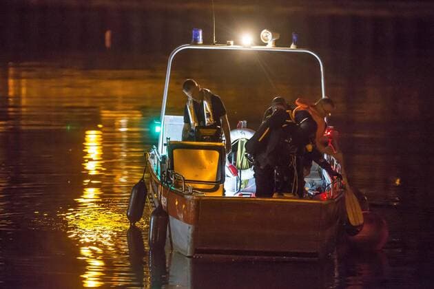 10.09.2016 , DU Duisburg , Schwimmer im Rhein-Herne-Kanal in Meiderich vermisst. Suchmaßnahmen von Feuerwehr Duisburg und Feuerwehr Oberhausen bleiben bis zum späten Abend um 23.00 Uhr erfolglos.