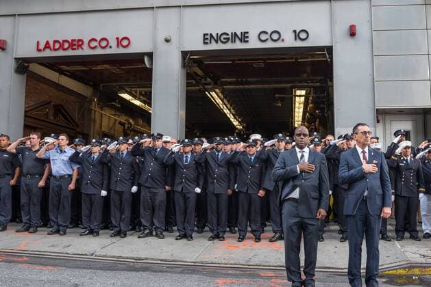 20 Jahre Anschläge vom 11. September: Gedenkkultur in den USA USA: Tributes around WTC marking 15th anniversary of 9 11 At FDNY Ladder 10 Engine 10 house near the World Trade Center, uniformed firefighters salute during a moment of silence to mark the fall of Tower Two. During the formal ceremony at Ground Zero to commemorate the 15th anniversary of the September 11th terrorist attacks on the World Trade Center, the Pentagon and the crash of United Airlines Flight 93 in Shanksville, PA; relatives of the victims commemorated placed flowers on the registry of names constructed around the sites reflecting pools and uniformed FDNY firefighters held a separate commemoration of their fallen colleagues.  AlbinxLohr-Jones