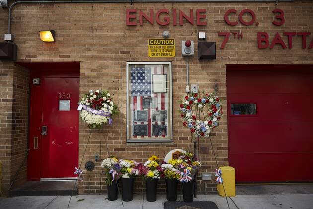 20 Jahre Anschläge vom 11. September: Gedenkkultur in den USA USA: New York 11 September anniversary Engine 3, Ladder Co. 7th Battalion New York City Fire Department Memorial pays their respects to 9 11 victims.  MarkxSullivan