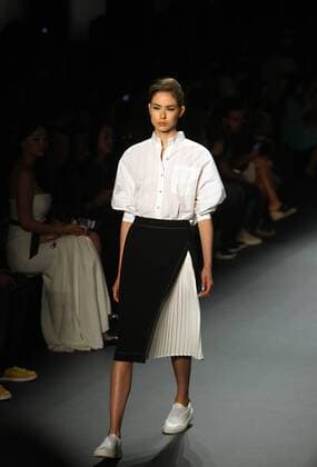 NEW YORK, Sept. 12, 2016 -- A model presents a creation of Taoray Wang Spring Summer 2017 collection during the New York Fashion Week in New York, the United States, Sept. 12, 2016. ) U.S.-NEW YORK-FASHION WEEK-TAORAY WANG WuxRong 