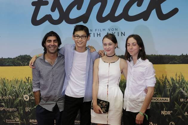 Berlin, Weltpremiere von TSCHICK am Montag, den 12. September 2016, Foto: Regisseur Fatih Akin, Anand Batbileg („Tschick ), Mercedes Müller („Isa ) und Tristan Göbel („Maik , v. l.)
