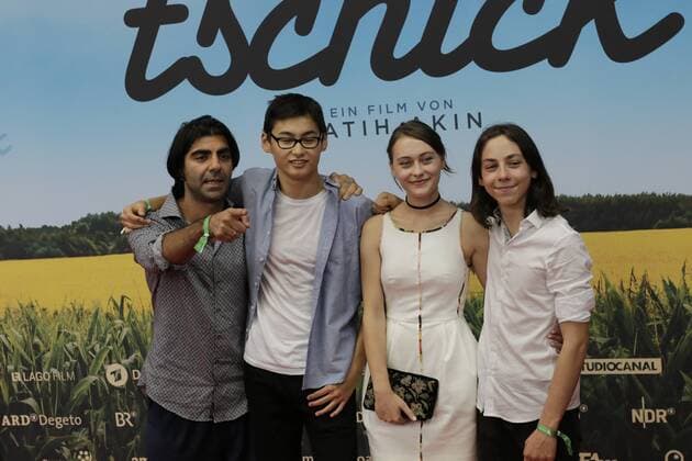 Berlin, Weltpremiere von TSCHICK am Montag, den 12. September 2016, Foto: Regisseur Fatih Akin, Anand Batbileg („Tschick ), Mercedes Müller („Isa ) und Tristan Göbel („Maik , v. l.)