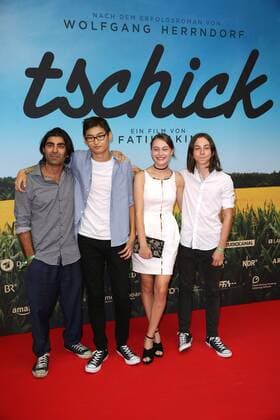 Fatih Akin mit den Hauptdarstellern Anand Batbileg, Mercedes Müller und Tristan Göbel bei der Premiere vom Kinofilm Tschick am 12.09.2016 in Berlin Tschick Kino Premiere in Berlin, 2016 