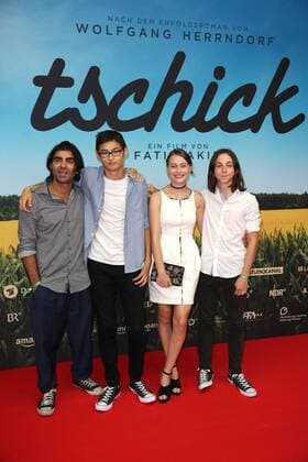Fatih Akin mit den Hauptdarstellern Anand Batbileg, Mercedes Müller und Tristan Göbel bei der Premiere vom Kinofilm Tschick am 12.09.2016 in Berlin Tschick Kino Premiere in Berlin, 2016 