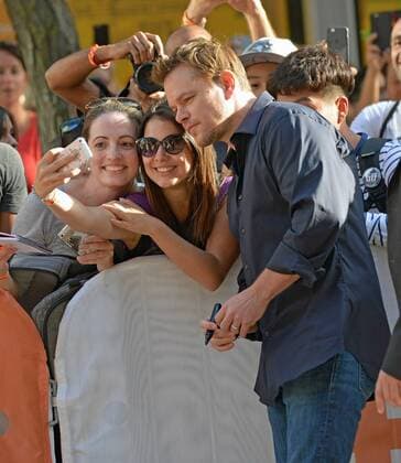 Matt Damon poses for selfies with fans as he arrives at the Toronto International Film Festival premiere of Manchester By The Sea at the Princess of Wales Theatre in Toronto, Canada on September 13, 2016.  TOR2016091310 CHRISTINExCHEW