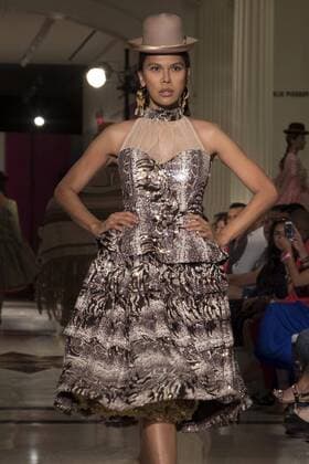 A model presents a creation by Bolivian designer Eliana Paco during the New York Fashion Week, in New York, United States, 13 September 2016. Eliana Paco fashion show !ACHTUNG: NUR REDAKTIONELLE NUTZUNG!  GRA008 20160914-636094549502616133