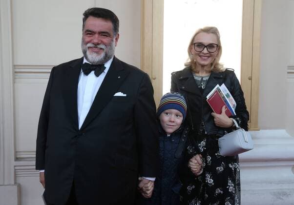 MOSCOW, RUSSIA - SEPTEMBER 13, 2016: Bosco di Ciliegi head Mikhail Kusnirovich with wife Yelena and son at the entrance to Moscow s Bolshoi Theatre where a production of Giuseppe Verdi s opera Simon Boccanegra is to be presented by the Teatro alla Scala (Milan s grand opera house) as part of the 2016 Chereshnevy Les Open Art Festival. Artyom Korotayev TASS  TS03116A