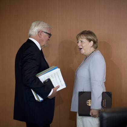 Themen der Woche Bilder des Tages Steinmeier, Merkel, Kabinett DEU, Deutschland, Germany, Berlin, 14.09.2016 Frank-Walter Steinmeier, Bundesaussenminister SPD, und Angela Merkel, Bundeskanzlerin und Bundesvorsitzende der CDU (rechst), vor der Kabinettssitzung im Berliner Kanzleramt. Frank-Walter Steinmeier, German Foreign minister SPD, and Angela Merkel, Chancellor and leader of the CDU (right), during a cabinet meeting at the chancellor office in Berlin.