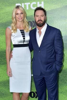 Mark-Paul Gosselaar mit Gattin Catriona McGinn bei der Premiere der FOX TV-Serie Pitch auf dem West LA Little League Field. Los Angeles, 13.09.2016 Foto:xD.xStarbuckx xFuturexImage