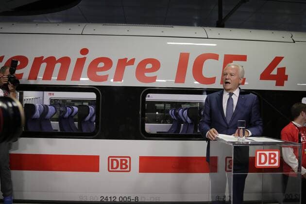 Berlin, Hauptbahnhof, Teilnahme Bundesverkehrsminister Alexander Dobrindt an der Weltpremiere des neuen ICE 4, Foto: Bahn-Chef Rüdiger Grube