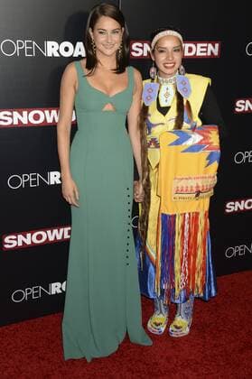 Shailene Woodley und Bobbi Jean Three Legs bei der Premiere des Kinofilms Snowden im AMC Loews Lincoln Square. New York, 13.09.2016 Foto:xD.xVanxTinex xFuturexImage