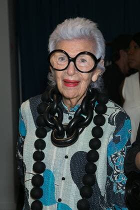 IMAGO ICONS: Iris Apfel Iris Apfel (95) bei der Ankunft zur Signature Statement Collection by HSN Show am 12.09.2016 im Rahmen der New York Fashion Week Spring Summer 2017 in NY New York Fashion Week S S 2017 - Signature Statement Collection by HSN - Front Row and Red Carpet 