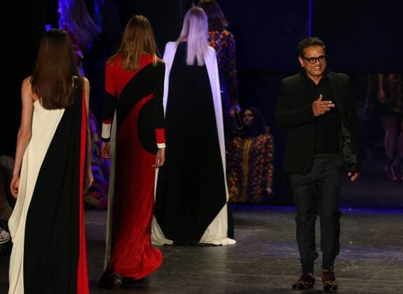 (160914) -- NEW YORK, Sept. 14, 2016 -- Designer Naeem Khan(R) greets the audience after the NAEEM KHAN 2017 Spring Summer collection show during the New York Fashion Week in New York, the United States, on Sept. 14, 2016. ) U.S.-NEW YORK-FASHION-NAEEM KHAN QinxLang 