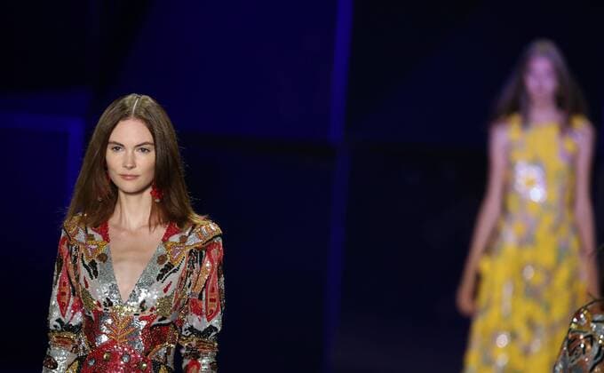 (160914) -- NEW YORK, Sept. 14, 2016 -- Models display creations of NAEEM KHAN 2017 Spring Summer collection during the New York Fashion Week in New York, the United States, on Sept. 14, 2016. ) U.S.-NEW YORK-FASHION-NAEEM KHAN QinxLang 