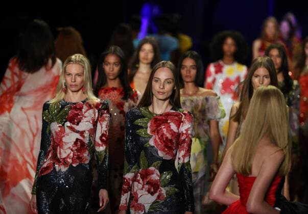 Bilder des Tages (160914) -- NEW YORK, Sept. 14, 2016 -- Models display creations of NAEEM KHAN 2017 Spring Summer collection during the New York Fashion Week in New York, the United States, on Sept. 14, 2016. ) U.S.-NEW YORK-FASHION-NAEEM KHAN QinxLang 