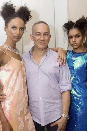 Mexican designer Cesar Galindo (c) poses with two models after present his colection, in New York, US, on 14 September 2016. Fashion show of the designer Cesar Galindo !ACHTUNG: NUR REDAKTIONELLE NUTZUNG!  NUE01 20160915-636095165215648022