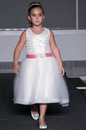 Chloe, the daughter of the Costa Rican designer Henry Picado present creations of the collection, in New York, US, on 14 September 2016. Fashion show of the designer Henry Picado !ACHTUNG: NUR REDAKTIONELLE NUTZUNG!  NUE01 20160915-636095167401421320