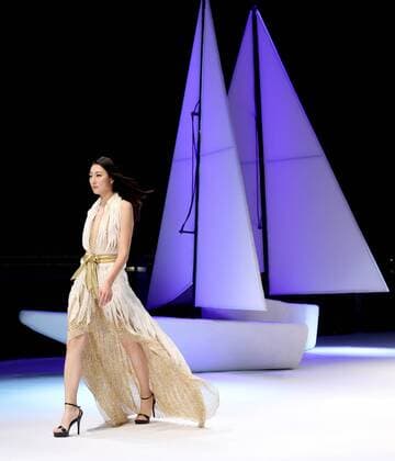 (160915) -- CHONGQING, Sept. 14, 2016 -- A model presents a creation by French designer Eric Raisina during the Chongqing Fashion Week in Chongqing, southwest China, Sept. 14, 2016. ) (ry) CHINA-CHONGQING-FASHION WEEK (CN) ChenxJianli 