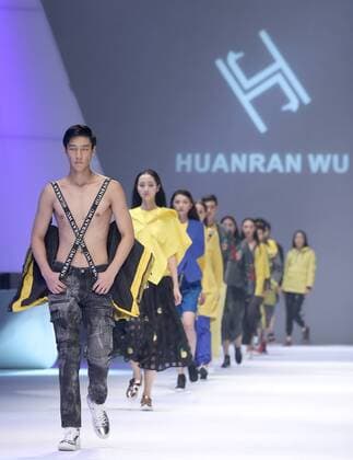 (160915) -- CHONGQING, Sept. 14, 2016 -- Models present creations by designer Wu Huanran during the Chongqing Fashion Week in Chongqing, southwest China, Sept. 14, 2016. ) (ry) CHINA-CHONGQING-FASHION WEEK (CN) ChenxJianli 