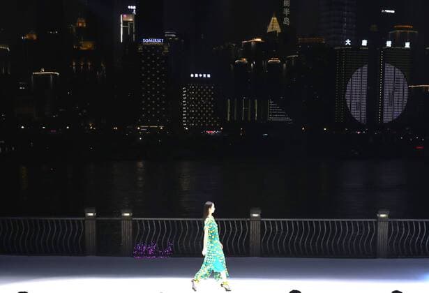 (160915) -- CHONGQING, Sept. 14, 2016 -- A model presents a creation by French designer Eric Raisina during the Chongqing Fashion Week in Chongqing, southwest China, Sept. 14, 2016. ) (ry) CHINA-CHONGQING-FASHION WEEK (CN) ChenxJianli 