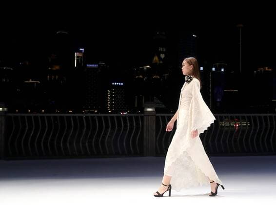 (160915) -- CHONGQING, Sept. 14, 2016 -- A model presents a creation by French designer Eric Raisina during the Chongqing Fashion Week in Chongqing, southwest China, Sept. 14, 2016. ) (ry) CHINA-CHONGQING-FASHION WEEK (CN) ChenxJianli 