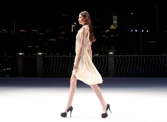 (160915) -- CHONGQING, Sept. 14, 2016 -- A model presents a creation by French designer Eric Raisina during the Chongqing Fashion Week in Chongqing, southwest China, Sept. 14, 2016. ) (ry) CHINA-CHONGQING-FASHION WEEK (CN) ChenxJianli 