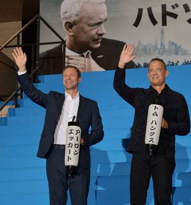 Actors Tom Hanks(R) and Aaron Eckhart attend the Japan Premiere for the film Sully in Tokyo, Japan on September 15, 2016. This film will open on September 24 in Japan.  TKP2016091510 KEIZOxMORI