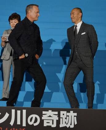 Actor Tom Hanks(L) and Japanese Kabuki actor Ebizo Ichikawa attend the Japan Premiere for the film Sully in Tokyo, Japan on September 15, 2016. This film will open on September 24 in Japan.  TKP2016091511 KEIZOxMORI
