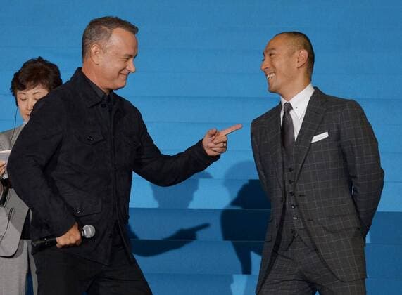 Actor Tom Hanks(L) and Japanese Kabuki actor Ebizo Ichikawa attend the Japan Premiere for the film Sully in Tokyo, Japan on September 15, 2016. This film will open on September 24 in Japan.  TKP2016091512 KEIZOxMORI